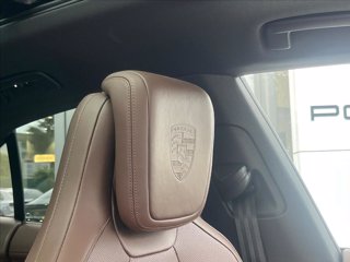 PORSCHE Macan 4
