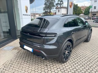 PORSCHE Macan 4